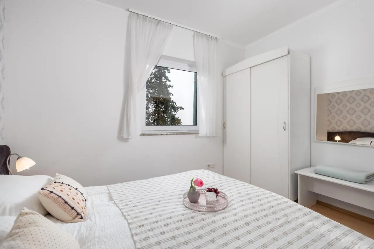 Summer Breeze Apartment With A Pool Opatija