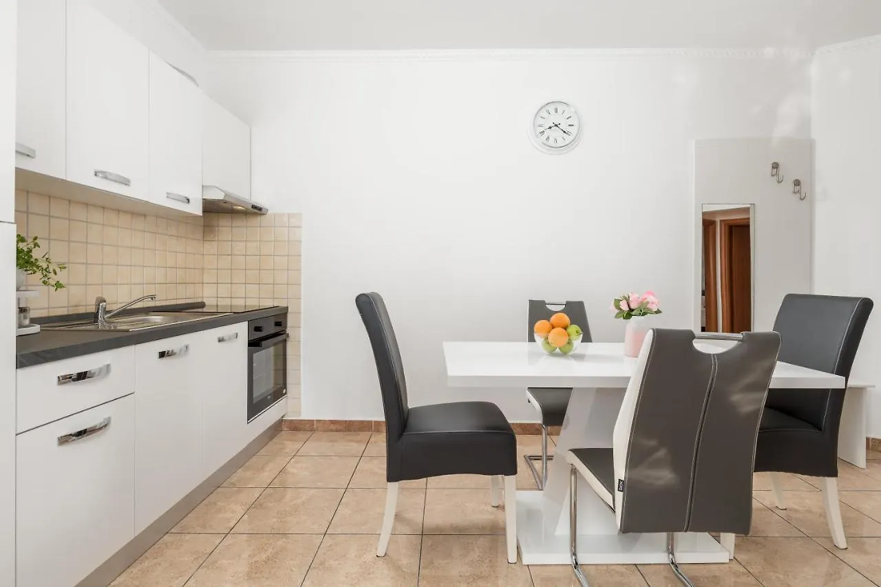 Summer Breeze Apartment With A Pool Opatija