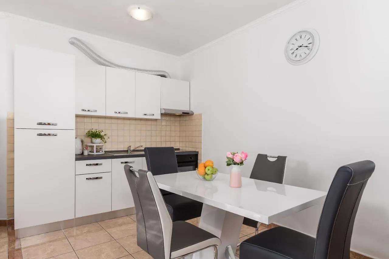 Summer Breeze Apartment With A Pool Opatija
